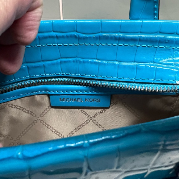NWT MICHAEL KORS GIGI Santorini Blue SM EW MSRG Embossed HANDBAG - Picture 3 of 9